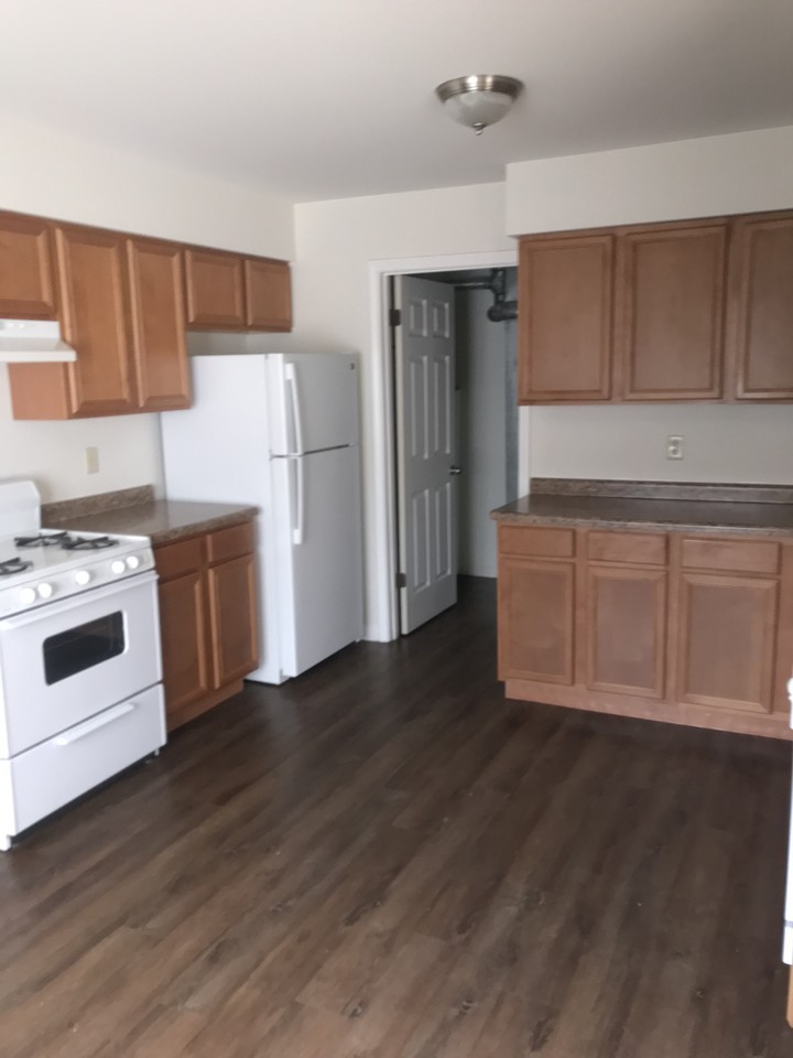 927-933 Hampton Ct - Photo 3 of 7
