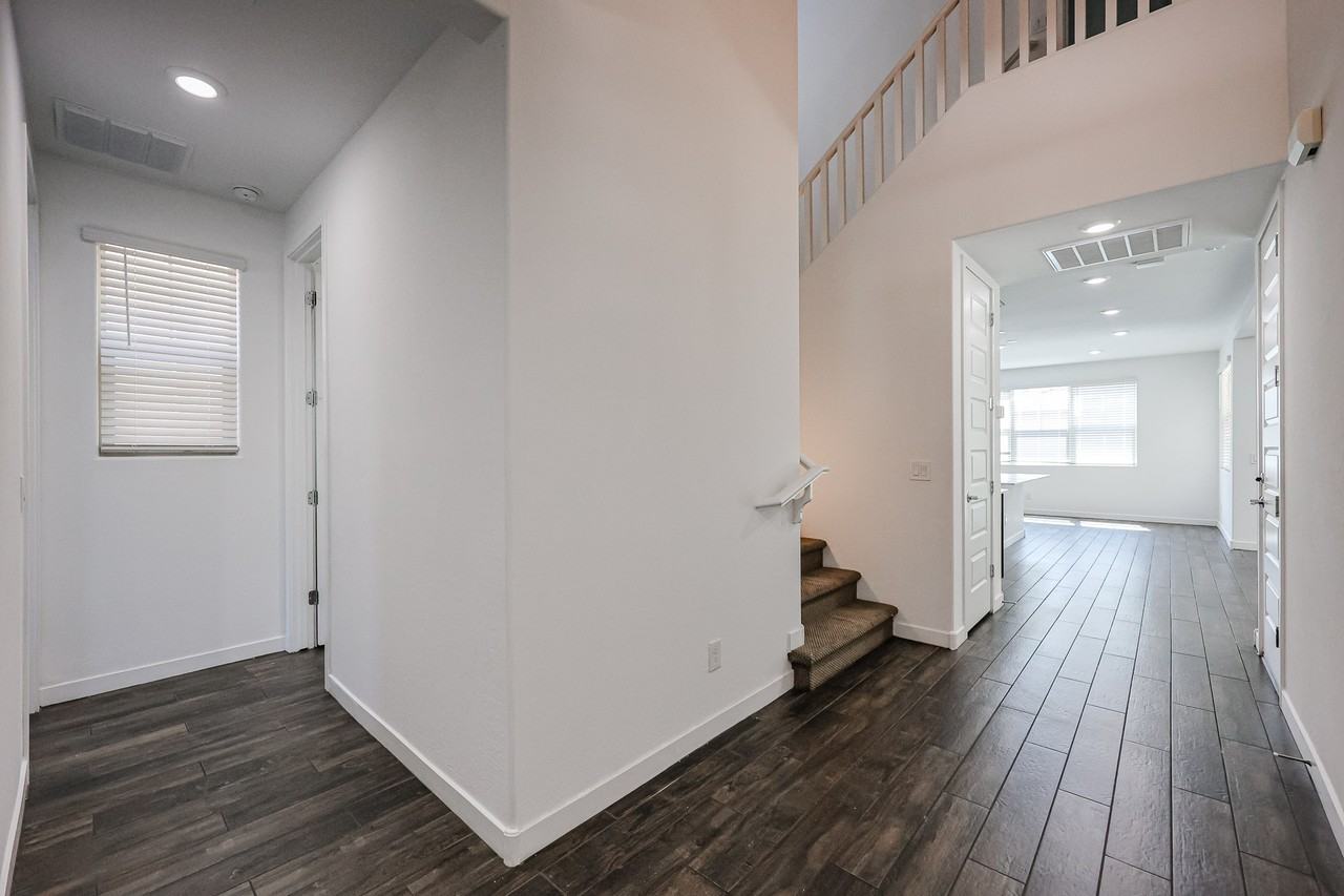 1051 E Armstrong Way - Photo 4 of 48