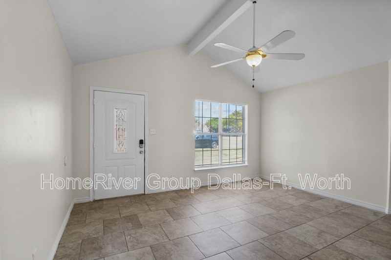 121 Carly Ln - Photo 2 of 19