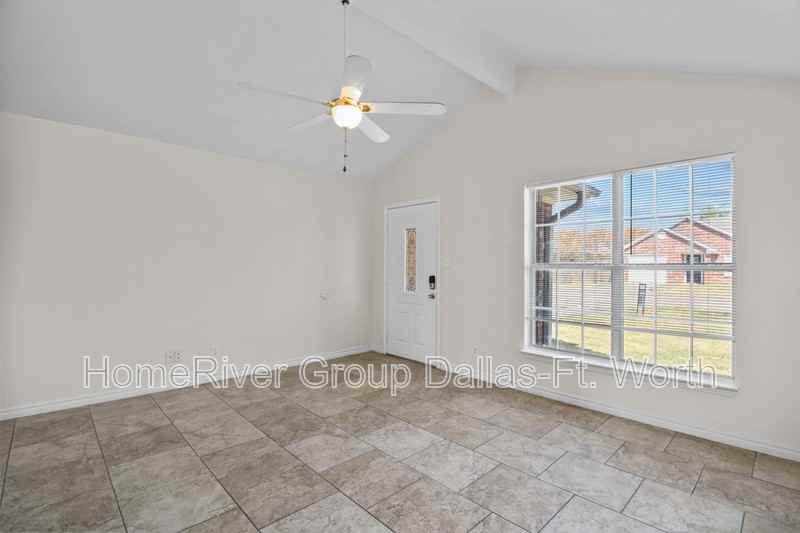 121 Carly Ln - Photo 3 of 19