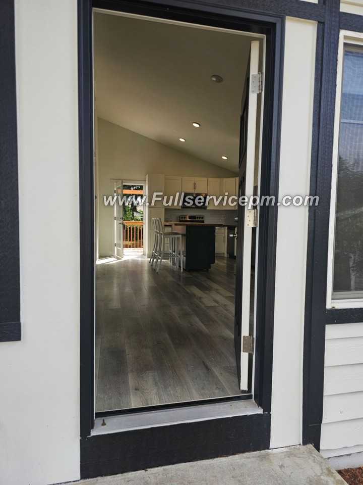 4341 S 299th St - Photo 3 of 33