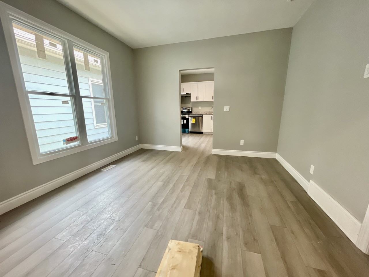 449 Ellis St W - Photo 4 of 27