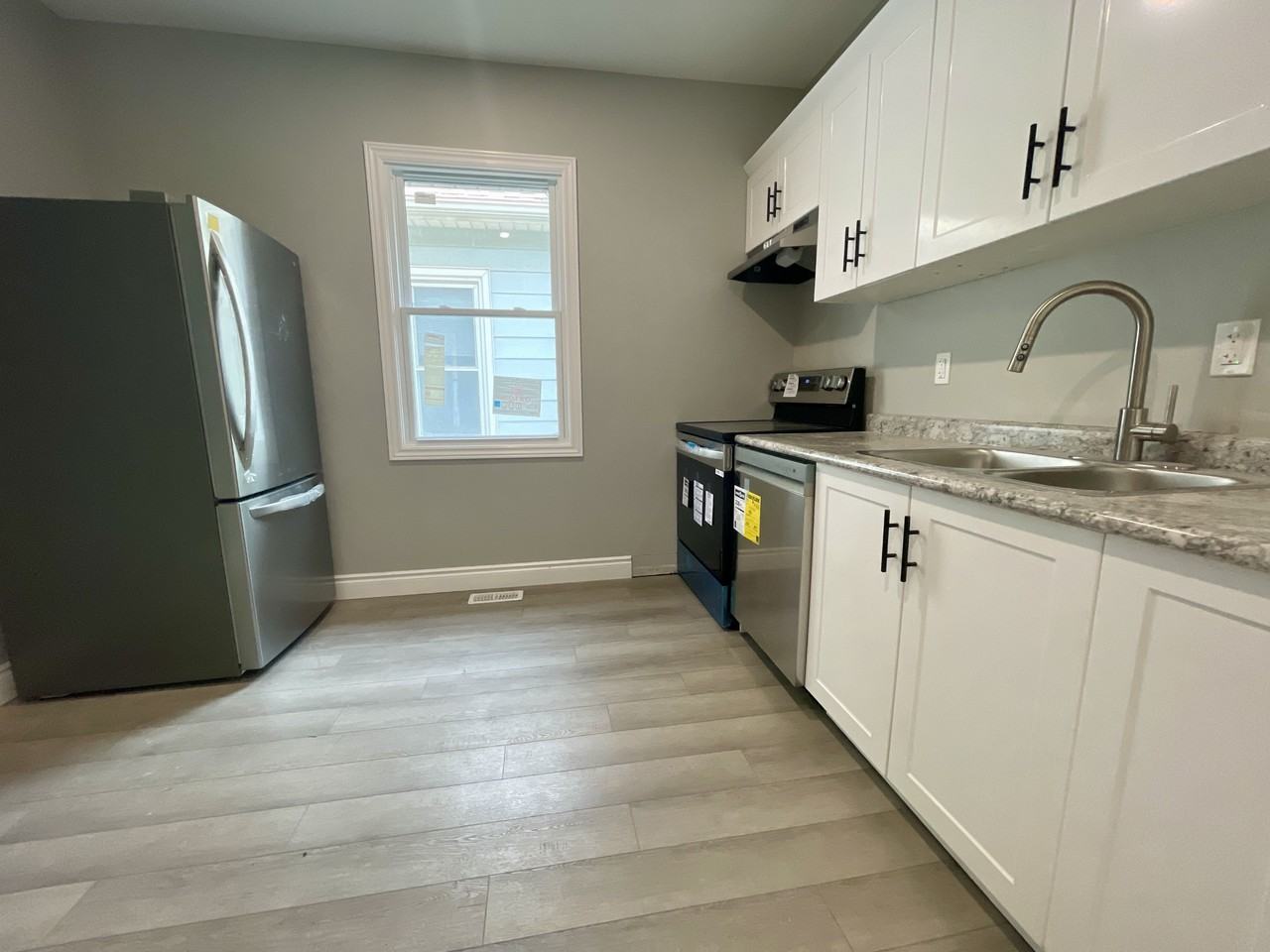 449 Ellis St W - Photo 7 of 27