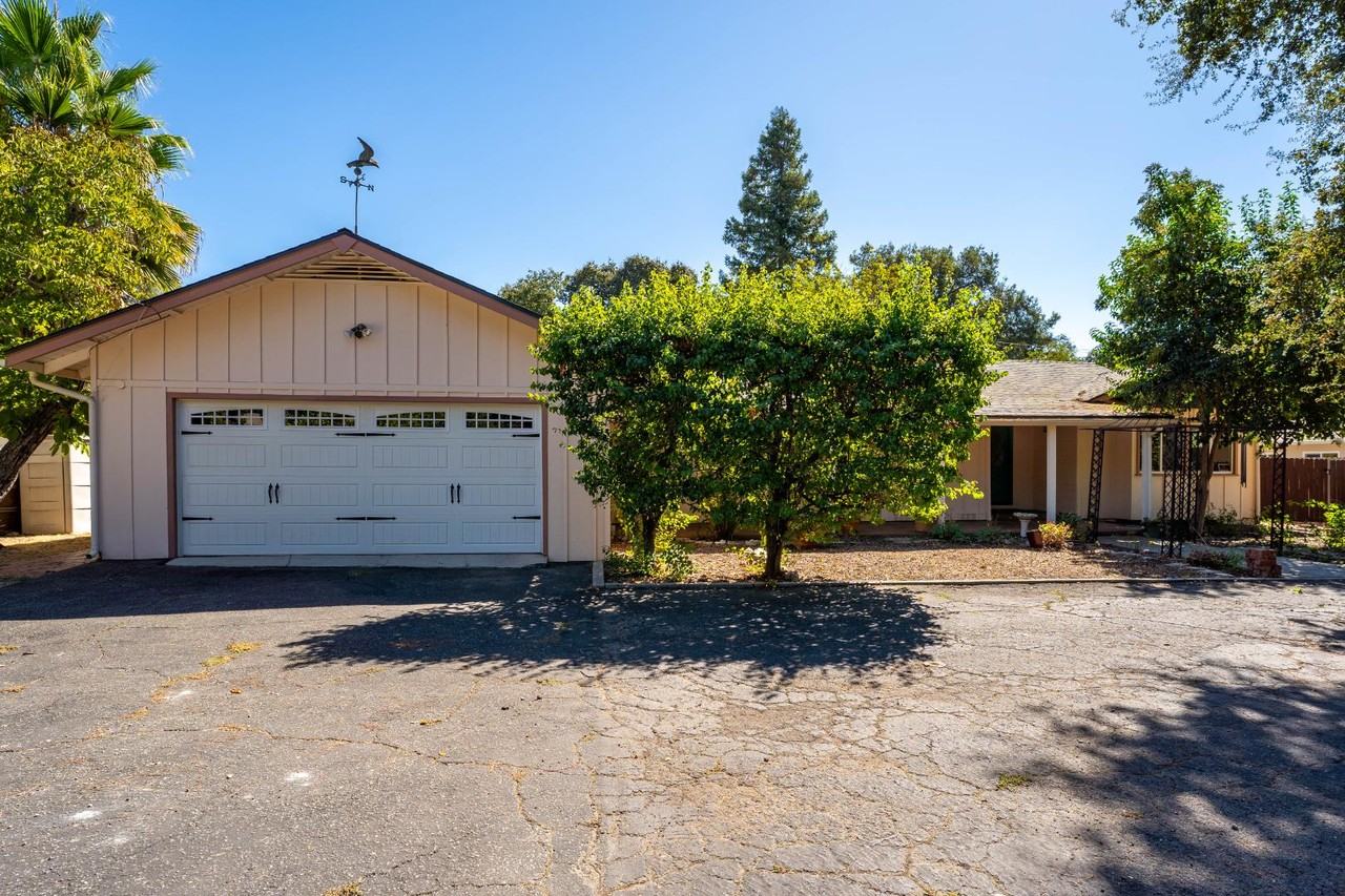 190 Fairway Ln - Photo 2 of 25