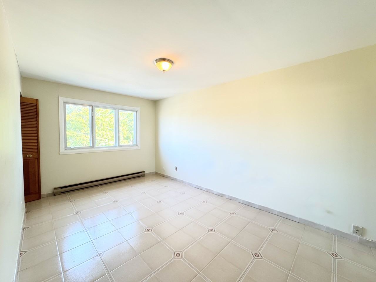 2300 Rue Rousseau - Photo 3 of 11