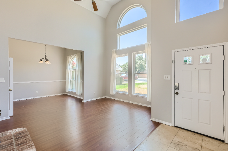 8904 Marthas Dr - Photo 2 of 11