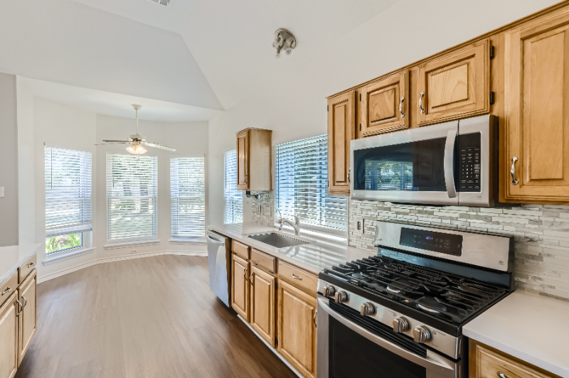 8904 Marthas Dr - Photo 3 of 11