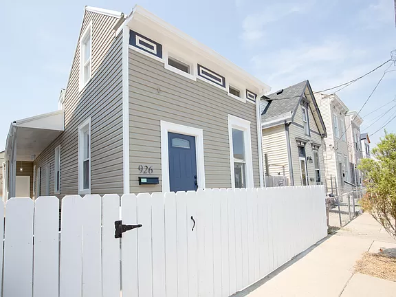 926 Boone St - Photo 2 of 16