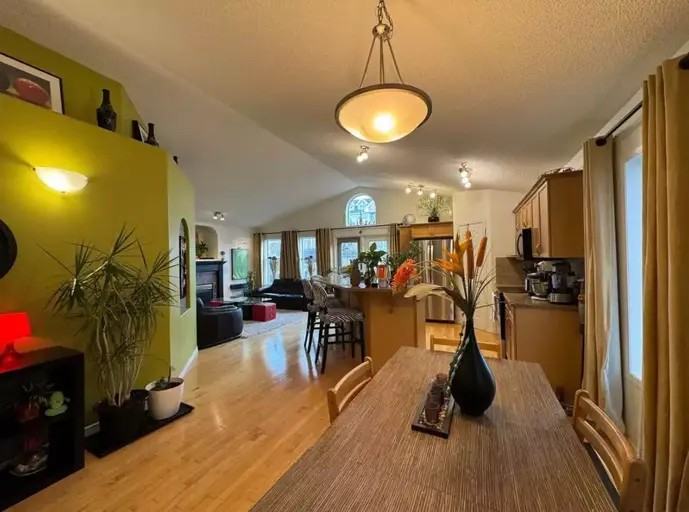 3139 24 Ave Nw - Photo 3 of 16