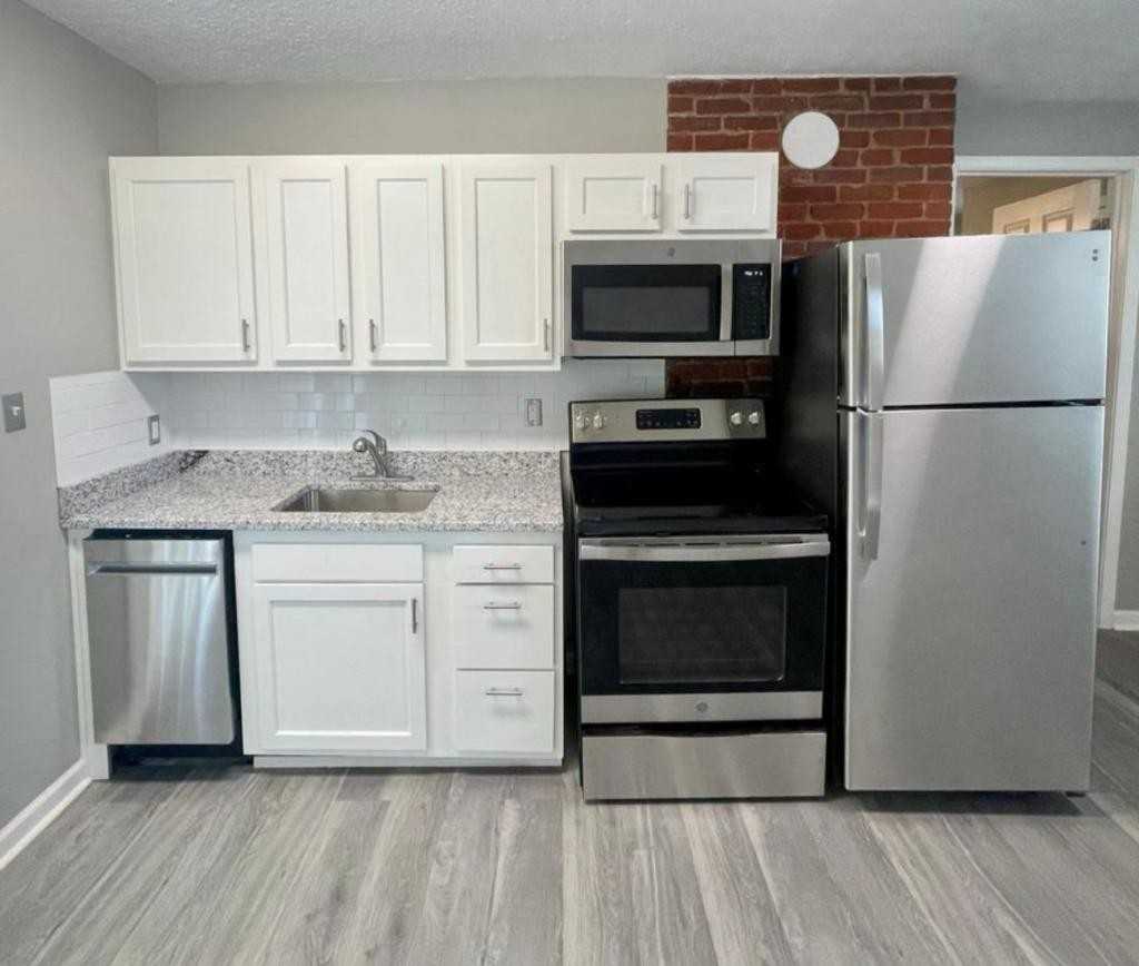 928 S Jackson St - Photo 3 of 11