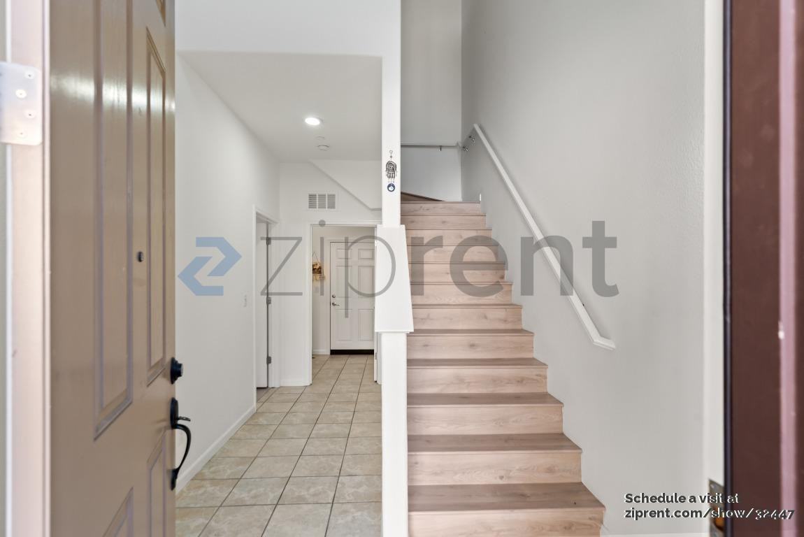 1033 Sundrop Ln - Photo 2 of 32