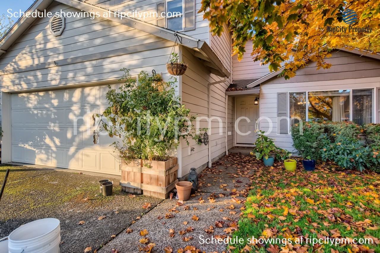 1436 Se 11th Loop - Photo 3 of 28