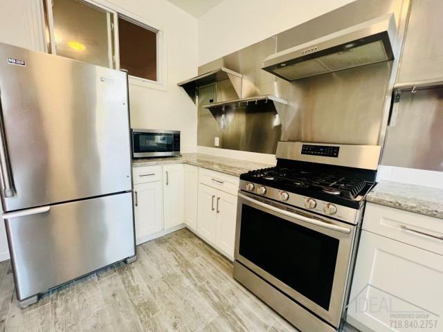 521 Grand St - Photo 3 of 7