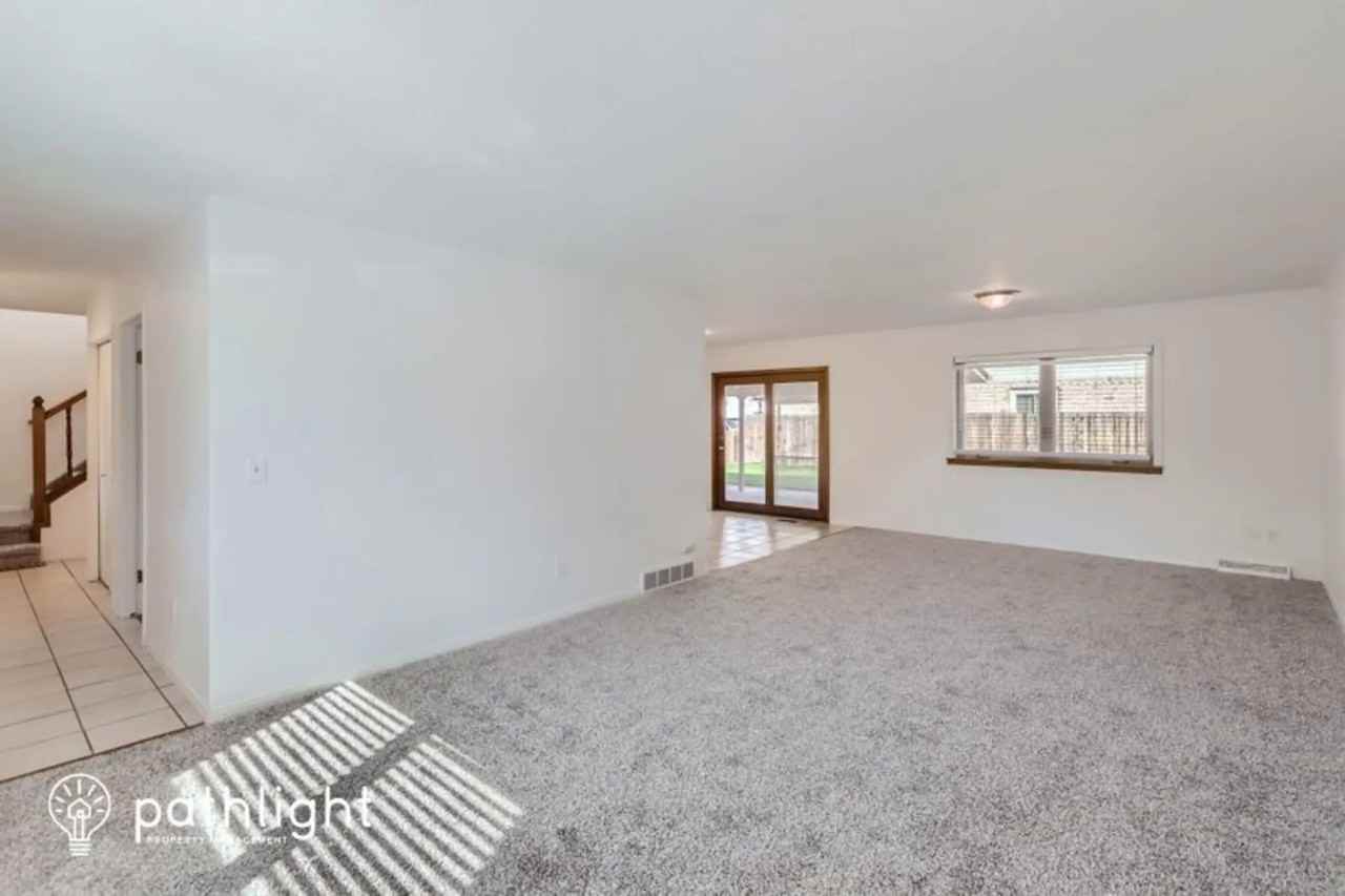 870 S Hoover Ave - Photo 3 of 26