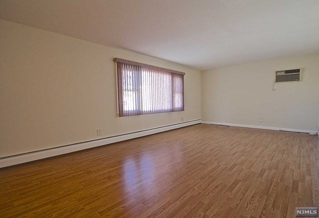 406 Sylvan St - Photo 2 of 11