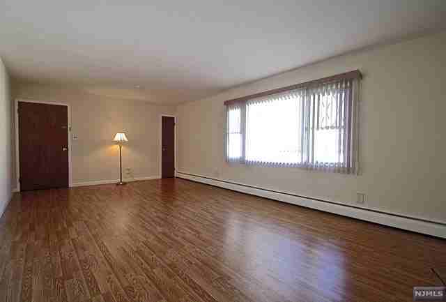 406 Sylvan St - Photo 3 of 11