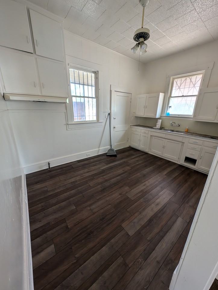 1930 Lyle Ave #NA - Photo 3 of 10