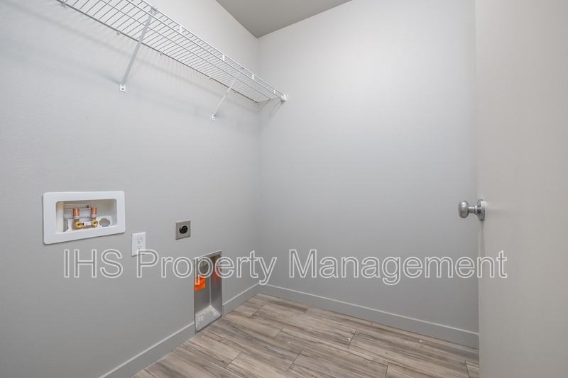 2511 Ronan St #D - Photo 7 of 11