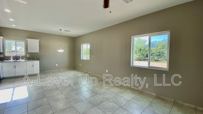 1514 E 28th St - Photo 3 of 24