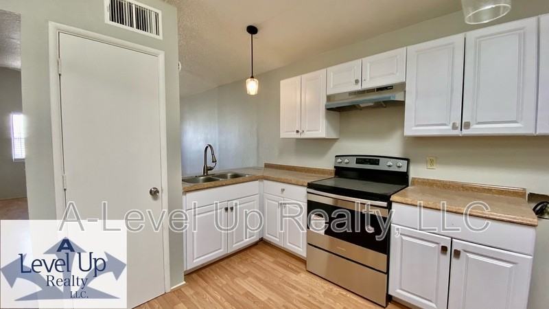 419 E Thoroughbred St - Photo 4 of 16