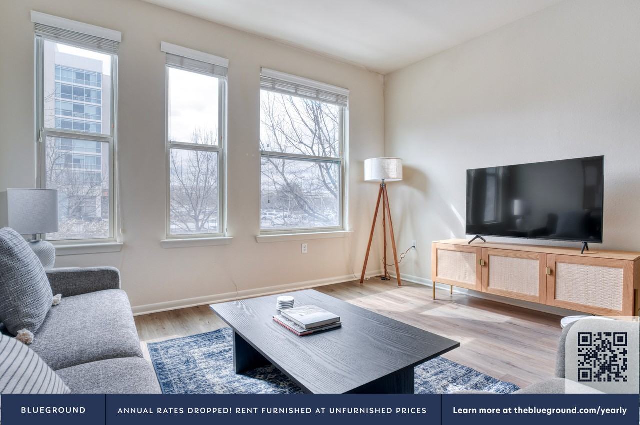 3210 Esperanza Crossing - Photo 3 of 42