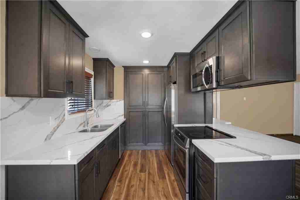 2214 E 2nd St - Photo 2 of 20
