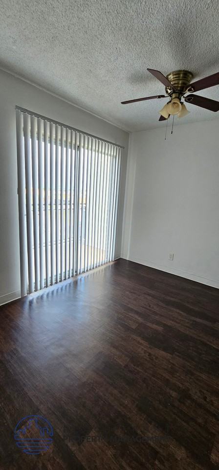 200 W. Arbor Vitae St. - Photo 3 of 23