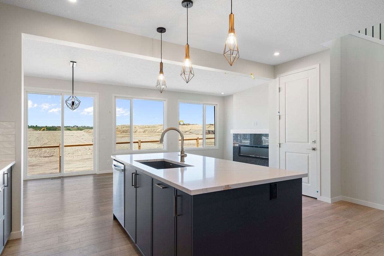 31 Royston Way Nw, Calgary, AB T3L 0J9, CAN 4 bedroom House Rental