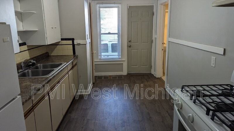 1057 Pine Ave Nw - Photo 5 of 20