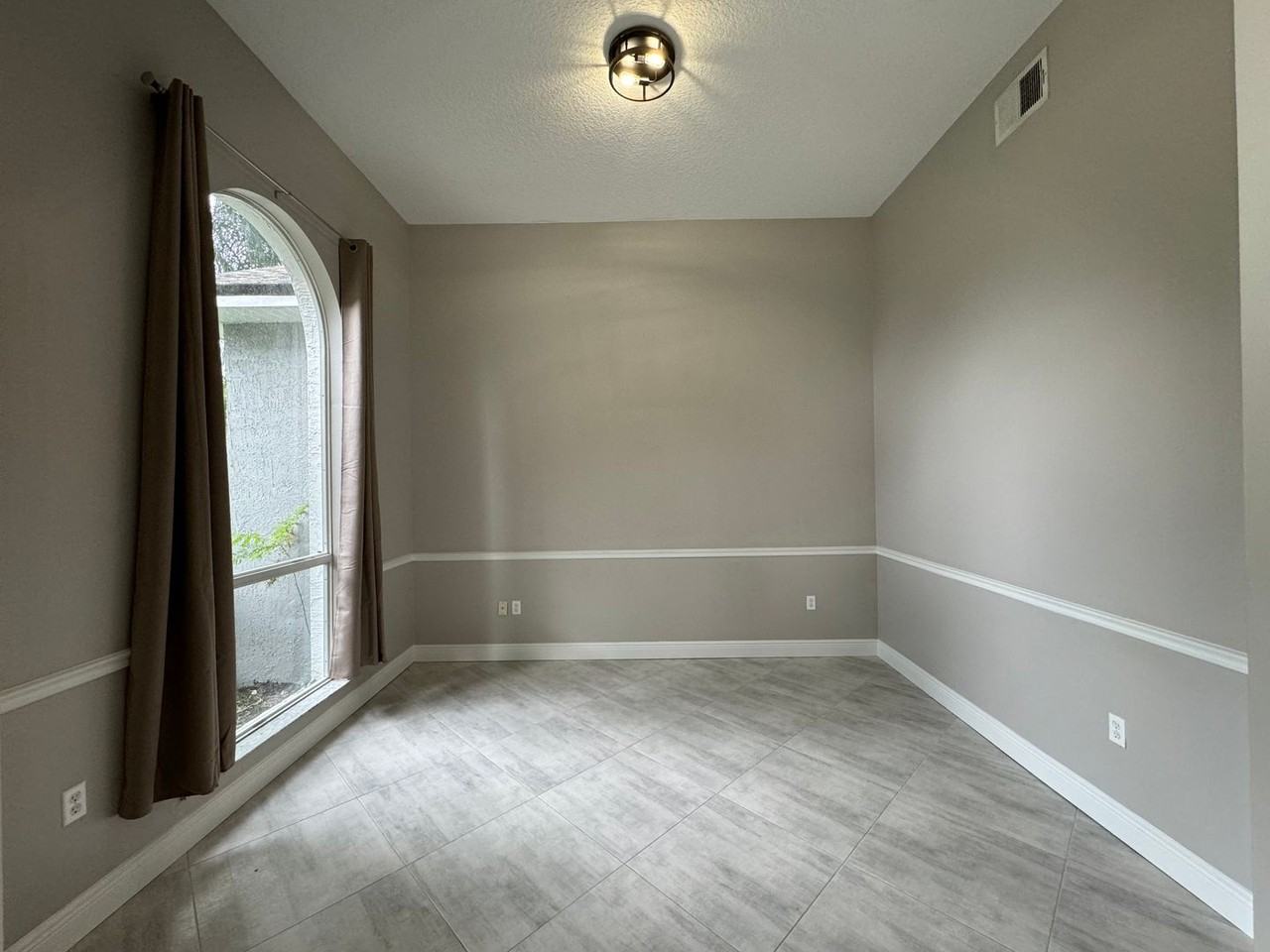 4647 Thornlea Rd - Photo 5 of 44