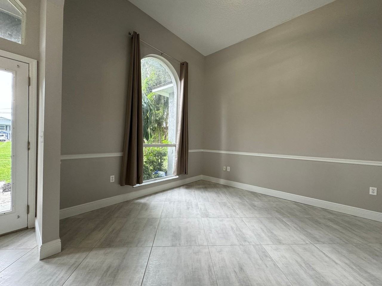 4647 Thornlea Rd - Photo 6 of 44