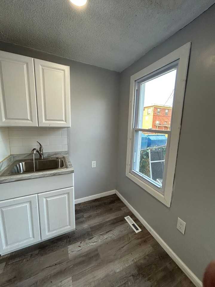 9 College Ct - Photo 3 of 7