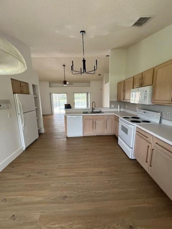 636 Grovepark Dr - Photo 2 of 10