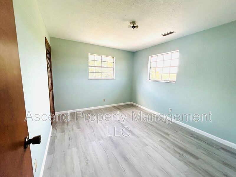 578 Withrow Rd - Photo 4 of 7