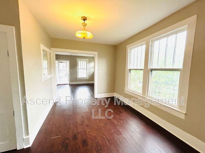 2001 Portland St - Photo 4 of 10