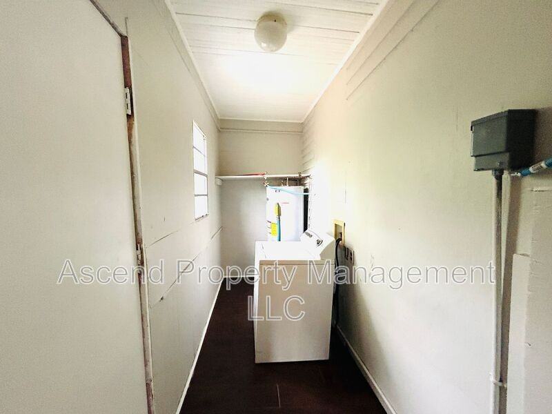 2001 Portland St - Photo 6 of 10