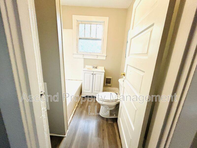 2001 Portland St - Photo 7 of 10