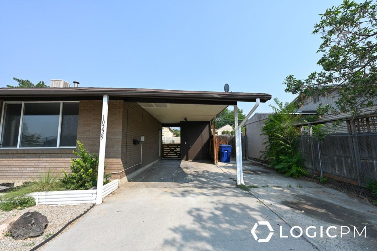 10229 S Amaryllis Dr - Photo 2 of 27