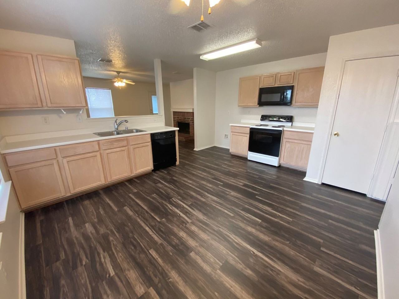 8732 Hunters Creek Dr - Photo 4 of 19