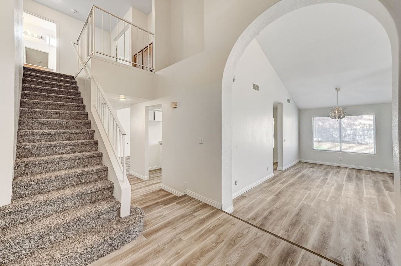 201 Surrey St - Photo 2 of 26