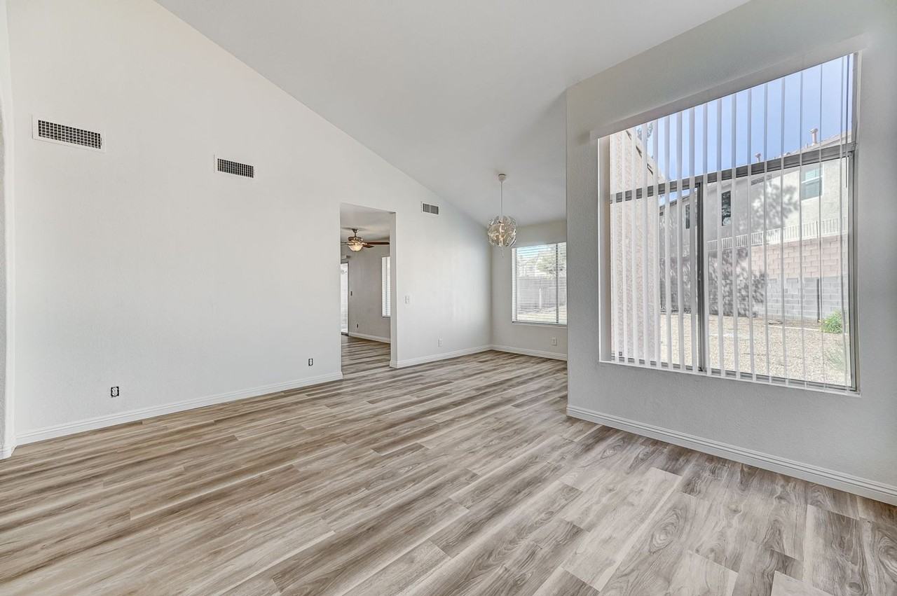 201 Surrey St - Photo 3 of 26