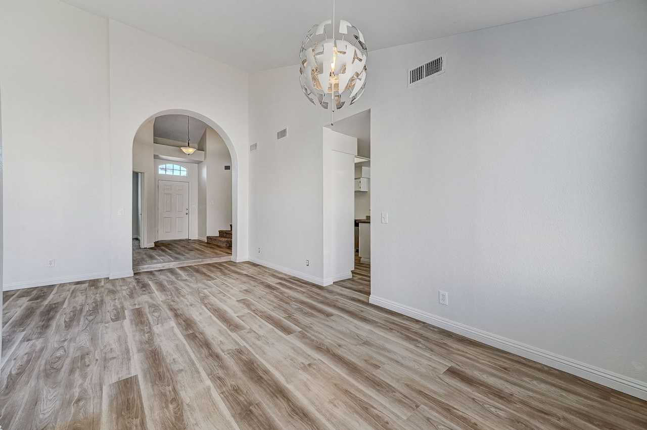 201 Surrey St - Photo 4 of 26