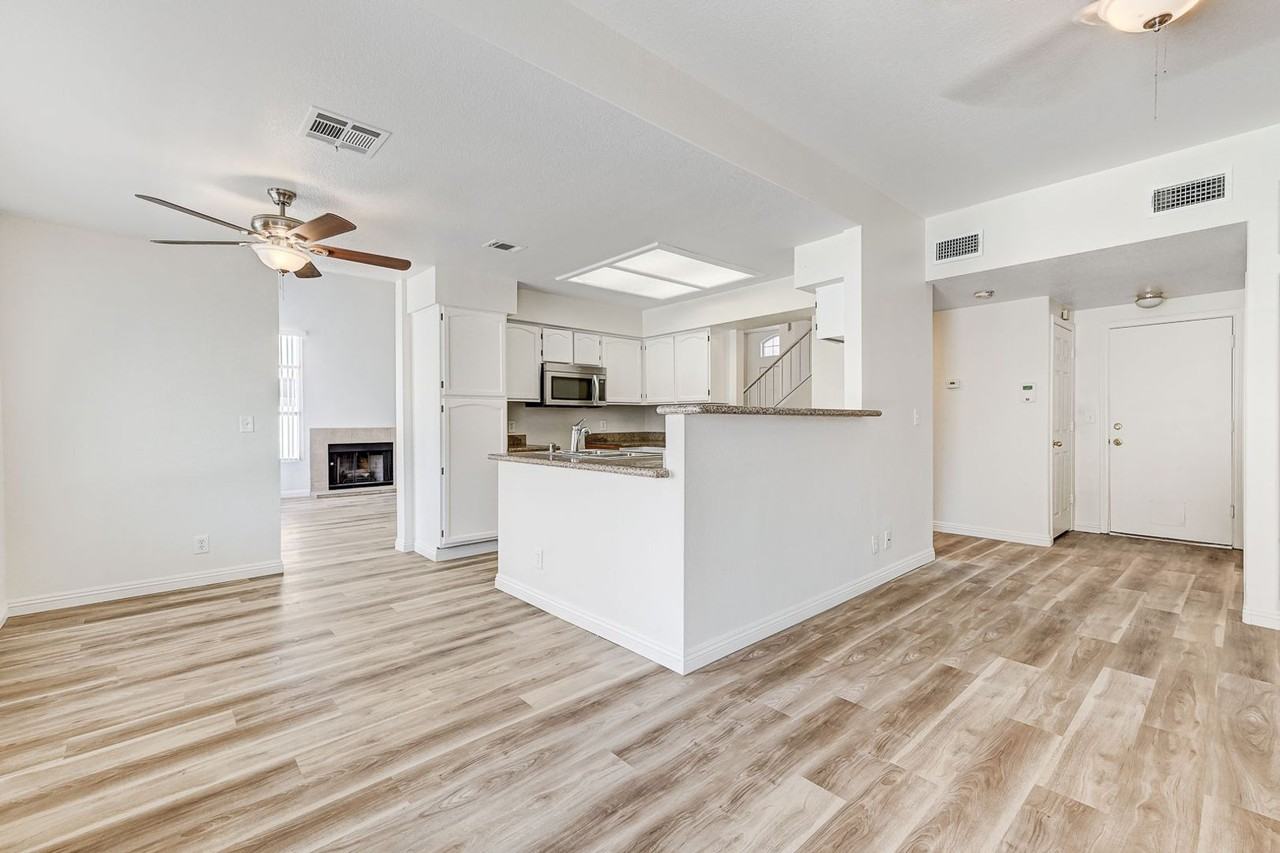 201 Surrey St - Photo 6 of 26