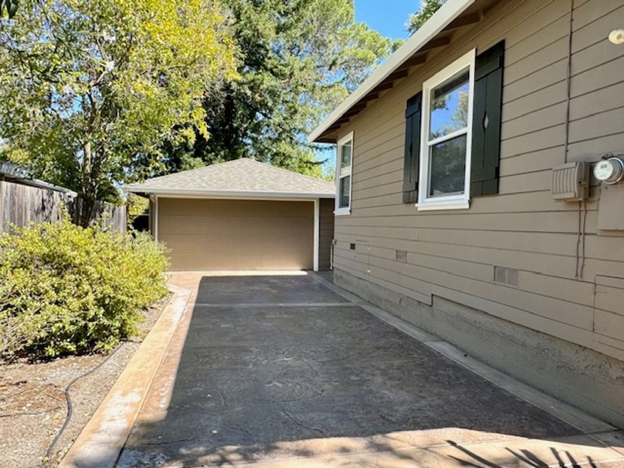 2480 Encinal Dr - Photo 3 of 29