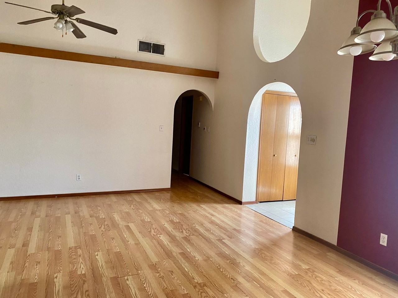 2032 Camelot Dr - Photo 2 of 13