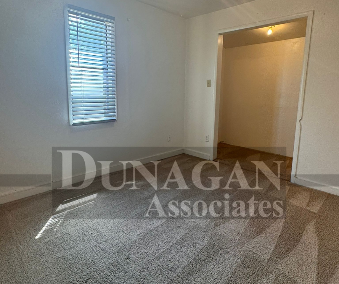 405 S Walnut St - Photo 2 of 6