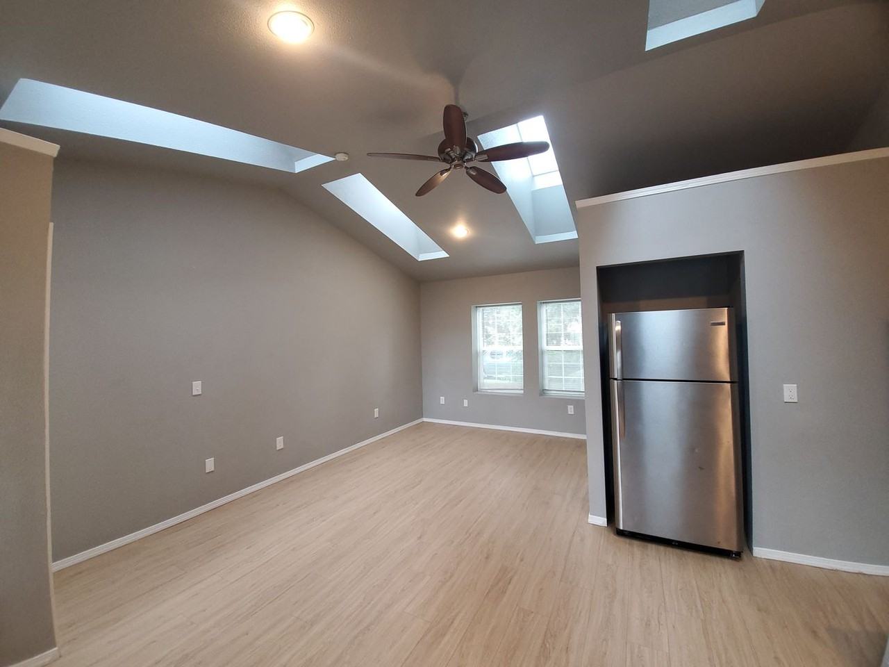 111 E Homestead Ave - Photo 3 of 5