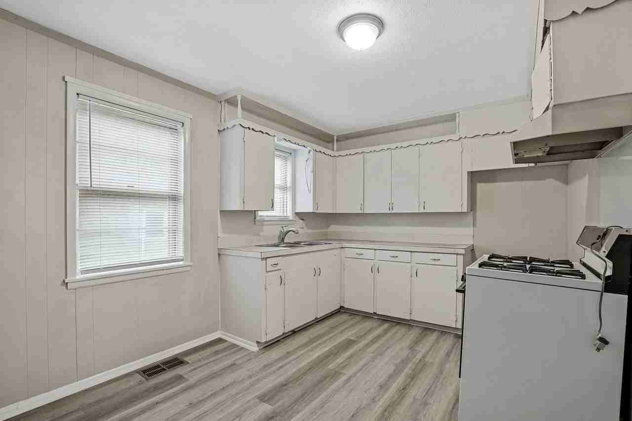 303 Davis St - Photo 6 of 14