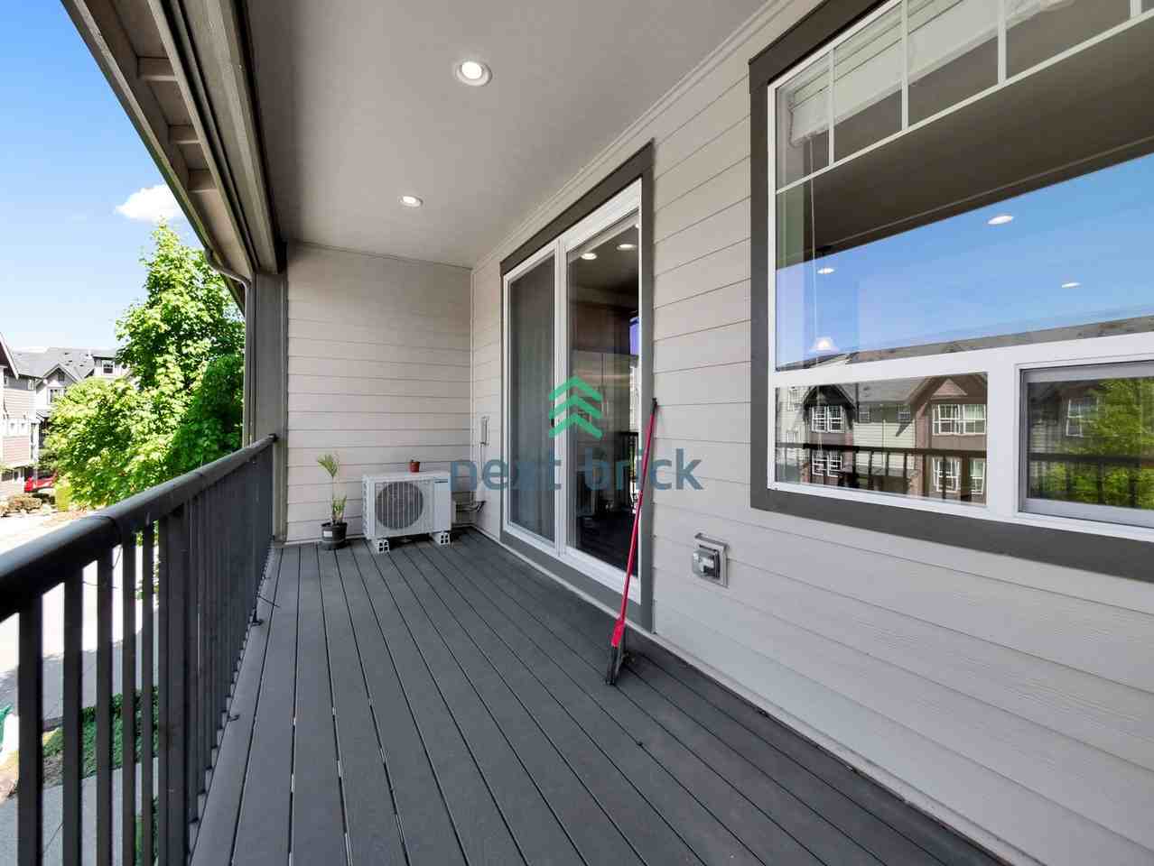 1053 10th Ave Ne - Photo 2 of 29