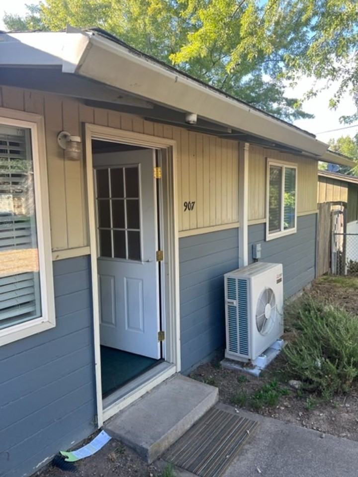 907 Glendale Ave - Photo 2 of 14